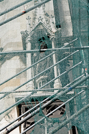 Peeking Statue - Vienna, Austria